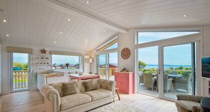 Clover Lodge - a lodge that sleeps 6 guests in 3 bedrooms