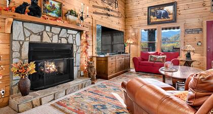 Decorated Christmas log cabin with mountain View, Hot Tub, Pool Table, sleeps 10