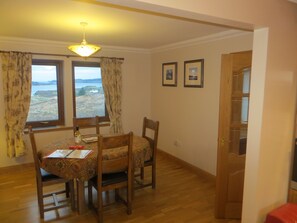 Dining - Hill Cottage - a cottage that sleeps 4 guests in 2 bedrooms (Portree)