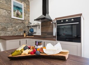 Kühlschrank, Mikrowelle, Geschirrspüler, Hochstuhl