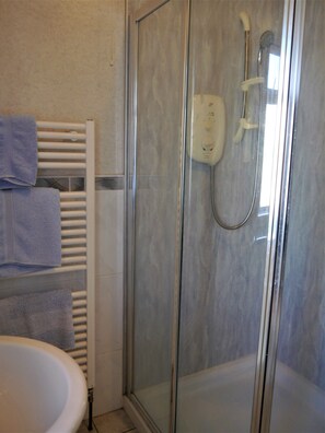 Shower, towels - Woodhall Cottage -  a cottage that sleeps 5 guests  in 3 bedrooms (Annan)