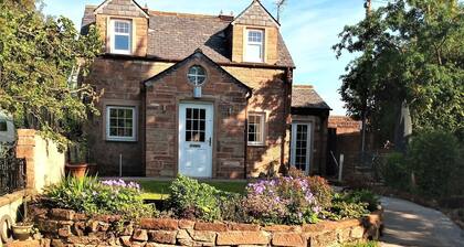 Laurieknowe Coach House - a cottage that sleeps 5 guests in 3 bedrooms