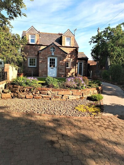 Laurieknowe Coach House - a cottage that sleeps 5 guests in 3 bedrooms