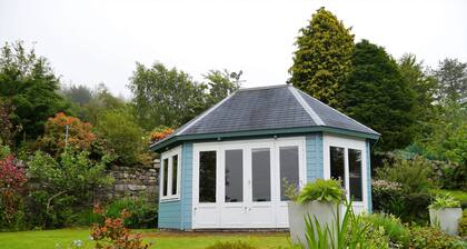 Phoenix Cottage - a house that sleeps 8 guests in 3 bedrooms
