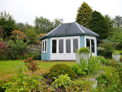 Phoenix Cottage -  a house that sleeps 8 guests  in 3 bedrooms