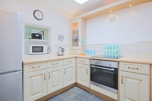 Kühlschrank, Mikrowelle, Hochstuhl, Eiswürfelbereiter