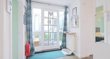 Silver Lodge - a cottage that sleeps 4 guests in 2 bedrooms