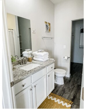 Ducha, bañera de hidromasaje, toallas, jabón