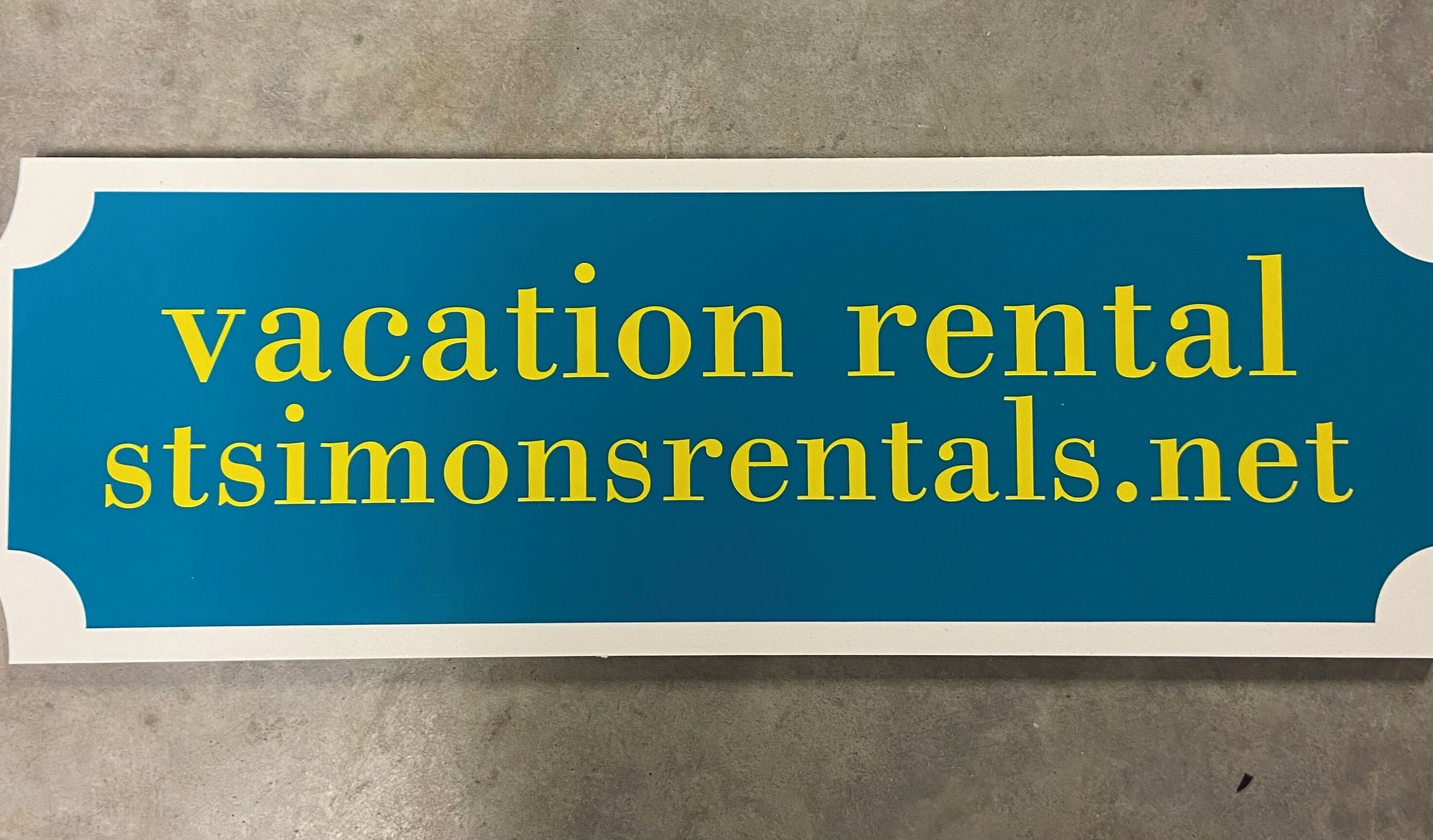 A sign with the text 'vacation rental stsimonsrentalso.net'.
