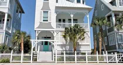 Annie Laurie Cottage! w/ Elevator and heated pool