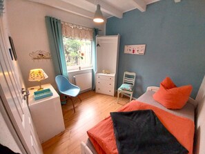 3 bedrooms, iron/ironing board, travel cot, free WiFi