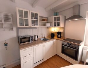 Fridge, microwave, oven, stovetop - Cozy country-style vacation home in a quiet location in Greetsiel. (Greetsiel)