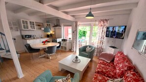 Smart TV, DVD player, stereo - Cozy vacation home with fenced plot, 3 bedrooms, 2 bathrooms (Greetsiel)