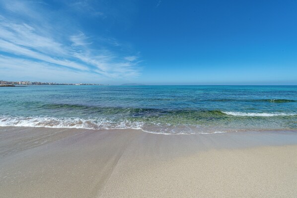 A beach with clear blue water and a sandy shore. - Hotel Punta Tipa (Trapani)
