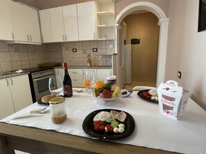 Panoramic Condo | Private kitchen | Full-sized fridge, oven, stovetop, dishwasher - CENTER RESIDENCE (Vlorë)