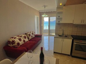 Panoramic Condo | Living room | 32-inch LCD TV with cable channels, TV - CENTER RESIDENCE (Vlorë)