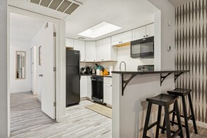 Fridge, microwave, oven, stovetop - Pool & Hot Tub | Multi-Streaming | By Airport, ASU (Tempe)