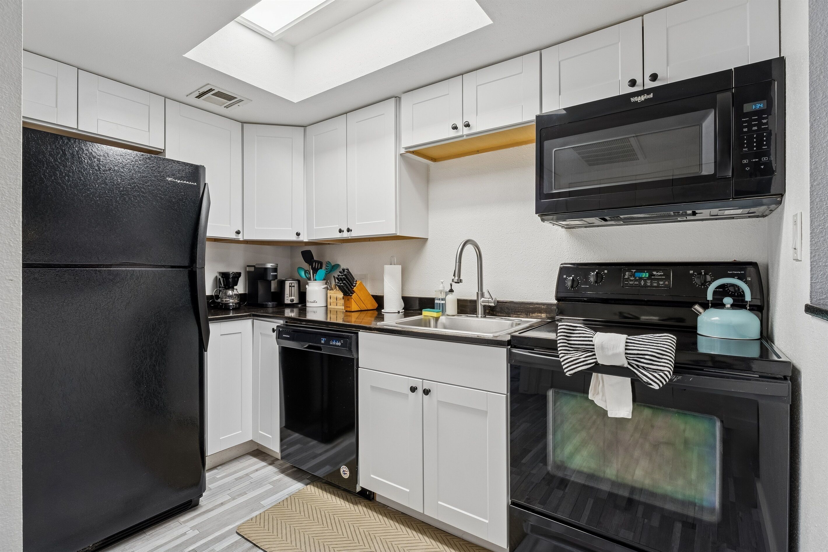 Een koelkast, een magnetron, een oven, een kookplaat