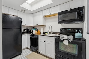 Fridge, microwave, oven, stovetop - Pool & Hot Tub | Multi-Streaming | By Airport, ASU (Tempe)