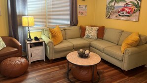 Living area - Shore Beats Work Bungalow (myrtle beach)