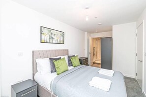 2 bedrooms, iron/ironing board, free WiFi, bed sheets - Insignia by Guestz (Old Trafford)