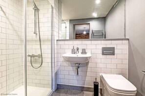 Kombinert dusj/badekar, hårføner og håndklær