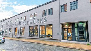 Un edificio con el letrero 'The Union Carriageworks', que indica un espacio comercial.