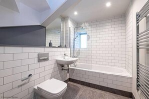 Combined shower/bathtub, hair dryer, towels