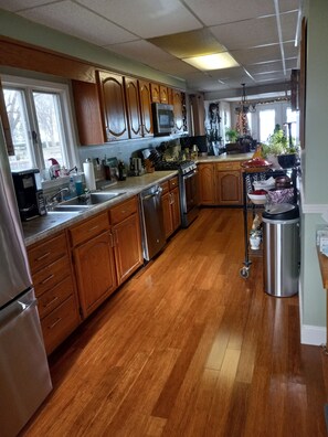 Réfrigérateur, four à micro-ondes, un four, surface de cuisson