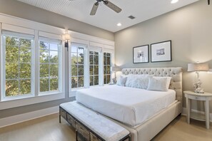 1 slaapkamer, een bureau, een strijkplank/strijkijzer, reisbedje