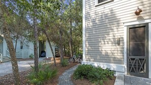 Propiedad residencial con entrada pavimentada, una bicicleta y un buzón.