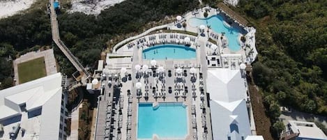 Una piscina techada, una piscina climatizada