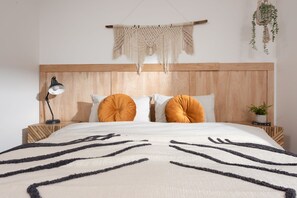 3 bedrooms, iron/ironing board, internet, bed sheets - Ocean View, The Sands -  a house that sleeps 6 guests  in 3 bedrooms (Praa Sands)