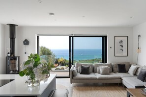 Smart TV, stereo - Ocean View, The Sands -  a house that sleeps 6 guests  in 3 bedrooms (Praa Sands)