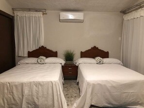 4 bedrooms, free WiFi, bed sheets - Villa Real Veracruz: with pool, patio and garage! (Veracruz)
