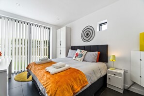 3 bedrooms, desk, Internet, bed sheets