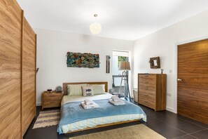 3 bedrooms, desk, Internet, bed sheets