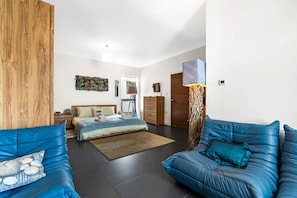 3 bedrooms, desk, internet, bed sheets