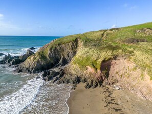 Beach nearby - 1 Beachdown -  Wi-Fi, Parking (Challaborough)