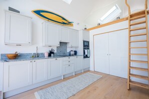 Kühlschrank, Ofen, Geschirrspüler, Wasserkocher mit Kaffee-/Teezubehör