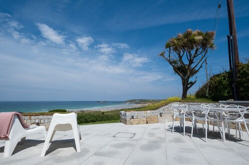 Gwithian Lookout -  a house that sleeps 5 guests  in 3 bedrooms