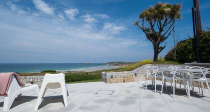 Gwithian Lookout - a house that sleeps 5 guests in 3 bedrooms