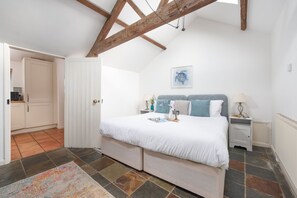 5 bedrooms, iron/ironing board, Internet, bed sheets