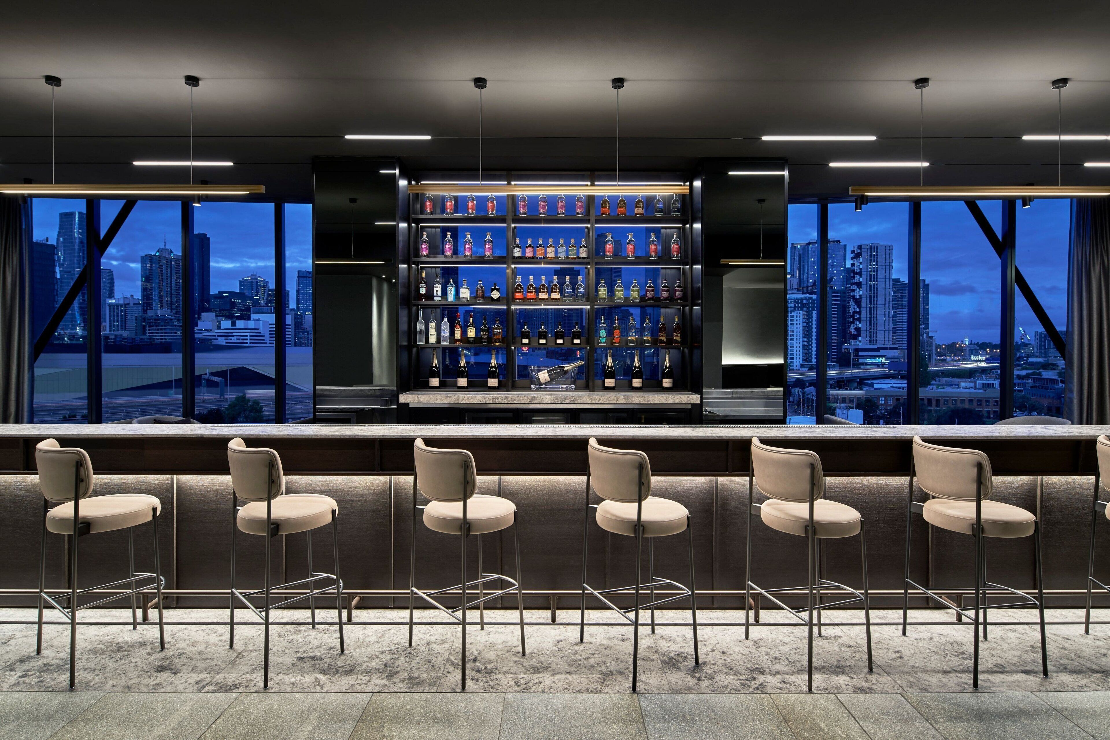 2 bars/lounges