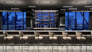 2 bars/lounges