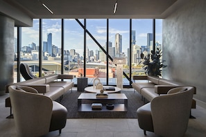 2 bars/lounges