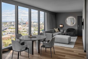 Signature-Suite, 1 King-Bett, Stadtblick | Hochwertige Bettwaren, laptopgeeigneter Arbeitsplatz