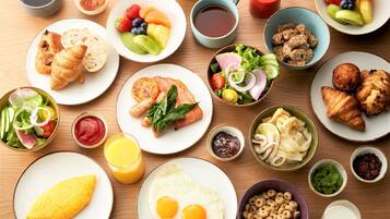Daily buffet breakfast (JPY 3700 per person)