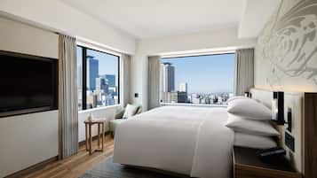 Suite, 1 King Bed, Non Smoking, Corner | In-room safe, desk, blackout curtains, soundproofing