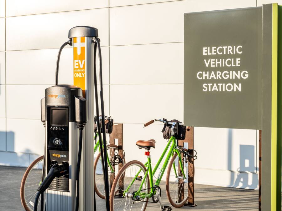 Een laadstation voor elektrische voertuigen, met een bord dat het doel aangeeft.